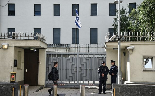 Illustrative: Russian police guards outside the Israeli embassy in Moscow, on September 18, 2018. (AFP/Vasily Maximov)