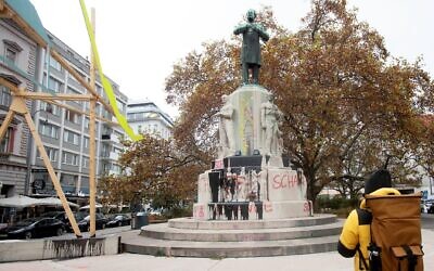 File: The statue of antisemitic former Vienna mayor Karl Lueger (1844-1910) smeared with black tar paint at Ringstrasse Boulevard in Vienna, Austria, on November 22, 2022. (Alex HALADA/AFP)