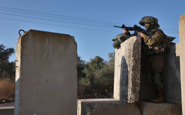 Illustrative: An Israeli soldier mans the Reihan checkpoint near the Israeli settlement of the same name, near Jenin in the West Bank on June 22, 2023. (GIL COHEN-MAGEN / AFP)