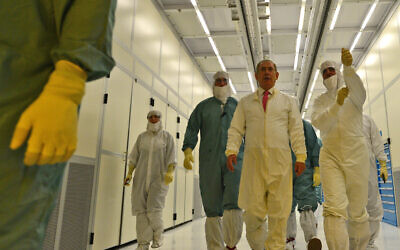 File: Prime Minister Benjamin Netanyahu visits Intel's Kiryat Gat plant on November 14, 2016 (Photo by Kobi Gideon/GPO)