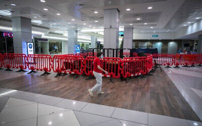 View of the closed Hadar shopping mall in Jerusalem on October 12, 2020 (Olivier Fitoussi/FLASH90)