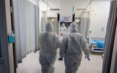 Medical staff at the Hadassah Ein Kerem Hospital wear safety gear, as they work in the hospital's newly reopened COVID ward in Jerusalem on December 27, 2021. (Olivier Fitoussi/ Flash90)