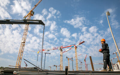 A construction site in the central Israeli city of Be'er Ya'akov where new housing is being built, February 22, 2022. (Yossi Aloni/Flash90