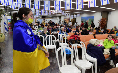 New immigrants fleeing from Ukraine arrive at Ben Gurion Airport near Tel Aviv, on March 15, 2022. (Tomer Neuberg/Flash90)