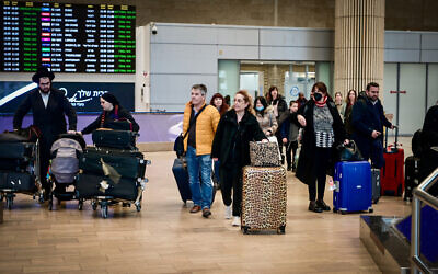 Passengers at the arrival hall in the Ben Gurion International airport near Tel Aviv on February 6, 2023. (Avshalom Sassoni/Flash90)