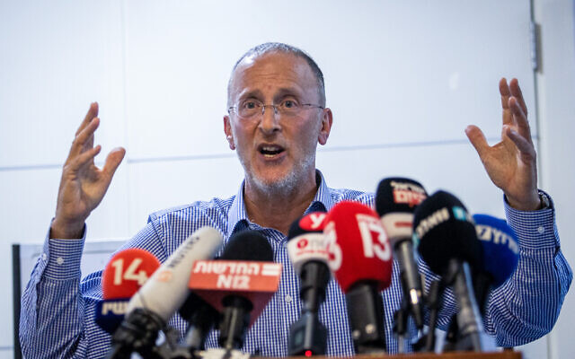 ֿRabbi Leo Dee holds a press conference in Efrat, on April 10, 2023. (Oren Ben Hakoon/ Flash90)