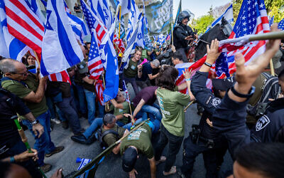 Israelis protest against the government's planned judicial overhaul, outside PM Benjamin Netanyahu's residence in Jerusalem, on May 25, 2023. (Yonatan Sindel/Flash90)