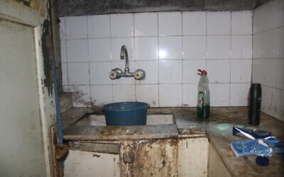 A kitchen before Tenufa Bakehila worked on it. (Credit: Tenufa Bakehila)