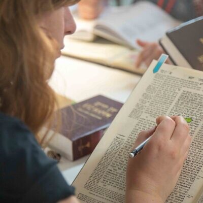 A woman studying Talmud at SVARA (Image: SVARA)